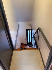 uma escada numa casa com uma escada em Casa del Stadil em Tim