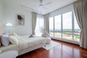 - une chambre blanche avec un lit et de grandes fenêtres dans l'établissement Instagrammable Paraiso near Pavilion Bukit Jalil 7pax, à Kuala Lumpur