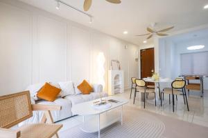 un salon avec un canapé et une table dans l'établissement Instagrammable Paraiso near Pavilion Bukit Jalil 7pax, à Kuala Lumpur