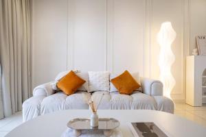 un salon avec un canapé et une table dans l'établissement Instagrammable Paraiso near Pavilion Bukit Jalil 7pax, à Kuala Lumpur