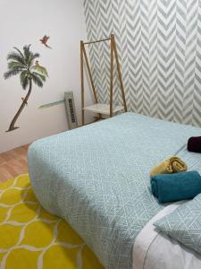 - une chambre avec un lit et une couette bleue dans l'établissement Wine Inn Cascais Guesthouse, à Cascais