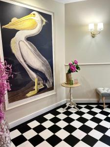 Pokój z obrazem pelikana na ścianie w obiekcie Apartamenty Kamienica Arte 3 w Ustce