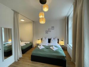 Säng eller sängar i ett rum på LUCKY STAYS LS07 - 2 Zimmer - Luxus - Zentrum - große Küche - Aufzug - Smart-TV
