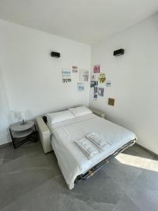 Habitación hospitalaria con cama y mesa en Du Lac Aparments en Desenzano del Garda