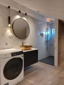 Fotografie z fotogalerie ubytování Penthouse Petra with hot tub v destinaci Kali