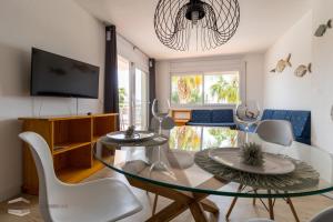 TV a/nebo společenská místnost v ubytování Vista Roses Mar - Apartamento con piscina II