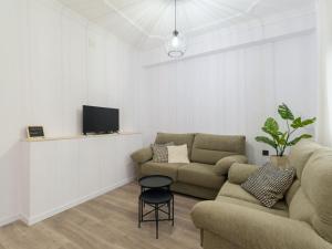sala de estar con sofá y TV en Live Tirajana Shepherds House, en Las Palmas de Gran Canaria