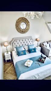 - une chambre avec un grand lit et des oreillers bleus dans l'établissement Apartamenty Kamienica Arte 5, à Ustka