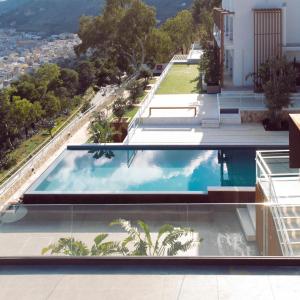 una piscina infinita en la azotea de una casa en Hotel Belvedere Resort en Castellammare del Golfo