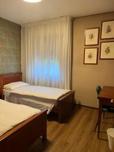 um quarto de hotel com duas camas e uma janela em Belvedere da Cesarina em Tarvisio