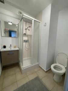La salle de bains est pourvue d'une douche, de toilettes et d'un lavabo. dans l'établissement Estrella del Mar III, à Ostende