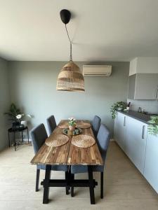 - une table et des chaises en bois dans une chambre avec cuisine dans l'établissement Estrella del Mar III, à Ostende