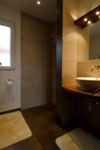 un baño con lavabo y espejo en Wohnen im mobilen Haus, en Ingolstadt