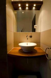 Un baño con un lavabo blanco y un espejo. en Wohnen im mobilen Haus, en Ingolstadt