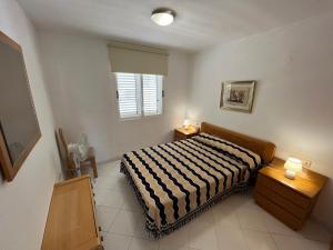 Posteľ alebo postele v izbe v ubytovaní Apartamentos Nova Romana Altamar