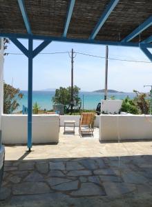 un patio con una silla y vistas al océano en Asimina's beach house, en Ándros