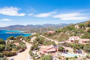 トッレ・デッレ・ステッレにあるVILLA ANTARESの海辺の丘の上の家屋
