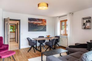 salon ze stołem i krzesłami w obiekcie Alpblick Apartment Alpspitze w Garmisch Partenkirchen