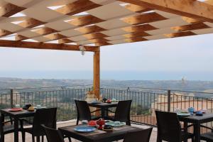 un restaurante con mesas y sillas en un balcón en B&B Gergent, en Agrigento