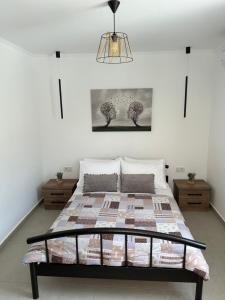 een slaapkamer met een bed met een quilt bij Kouzoulis House in Éxo Khóra