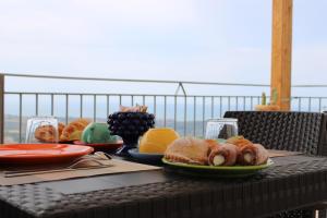 una mesa con platos de bollería y fruta. en B&B Gergent, en Agrigento
