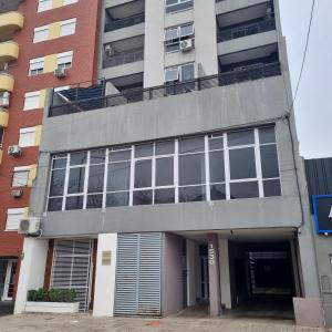 巴拉那的住宿－Monoambiente Urquiza，公寓大楼的一侧设有阳台。