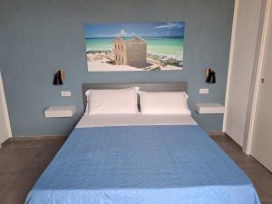 1 dormitorio con 1 cama con una pintura en la pared en B&B Gergent, en Agrigento