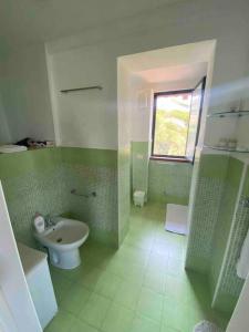 Un baño con lavabo e inodoro en Una Finestra sul Mare, en Augusta