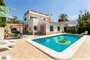 ein Pool vor einem Haus in der Unterkunft CM Azibi Blue Room in El Campello