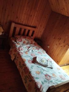 een bed met een vork en een mes erop in een kamer bij Casa de pe lac Fedelesoiu , in Râmnicu Vâlcea