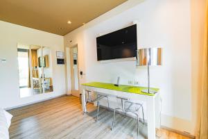 TV a/nebo společenská místnost v ubytování One Hotel & Restaurant
