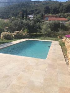 una piscina en una villa con vistas en Hauteurs de Toulon : Charmant studio piscine en Toulon