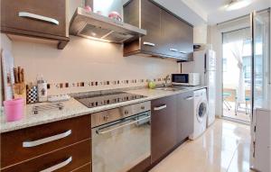 eine Küche mit Küchengeräten aus Edelstahl und einem Geschirrspüler in der Unterkunft Beautiful Apartment In Benicarló in Benicarló