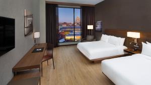 Postel nebo postele na pokoji v ubytování Hôtel AC Montréal Centre-ville
