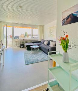 uma sala de estar com um sofá e uma mesa em Beach inkl WLAN em Grömitz