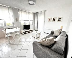 ein Wohnzimmer mit einem Sofa und einem Tisch in der Unterkunft The Martinez Holiday House - Zadar in Zadar