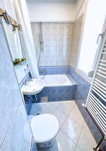 ein Badezimmer mit einem WC, einem Waschbecken und einer Badewanne in der Unterkunft The Martinez Holiday House - Zadar in Zadar