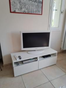 Telewizja i/lub zestaw kina domowego w obiekcie Belle villa piscine Provence Uzes climatisée