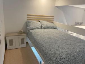 1 dormitorio con cama y mesita de noche en loft piccola londra, en Roma