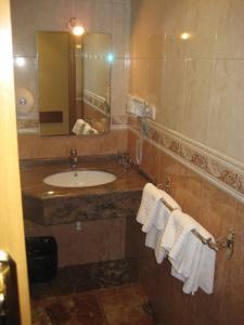 La salle de bains est pourvue d'un lavabo, d'un miroir et de serviettes. dans l'établissement Gurutzeberri, à Oiartzun
