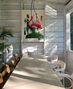 uma sala de jantar com uma mesa longa e cadeiras em Chez Léo par Maison Dudley em Lac-Mégantic