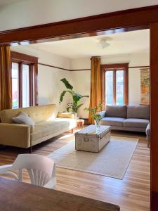 uma sala de estar com dois sofás e uma mesa de centro em Chez Léo par Maison Dudley em Lac-Mégantic