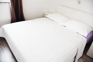 Postel nebo postele na pokoji v ubytování Rab apartments AURORA