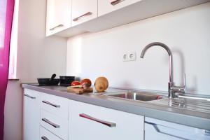 Kuchyň nebo kuchyňský kout v ubytování Rab apartments AURORA