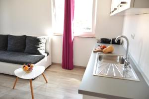 Kuchyň nebo kuchyňský kout v ubytování Rab apartments AURORA