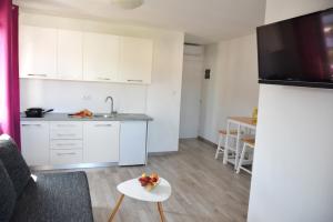 Kuchyň nebo kuchyňský kout v ubytování Rab apartments AURORA