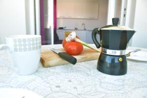 eine Küchentheke mit einem Mixer und Tomaten auf einem Schneidebrett in der Unterkunft Rab apartments AURORA in Rab