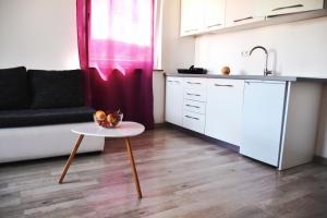 Kuchyň nebo kuchyňský kout v ubytování Rab apartments AURORA