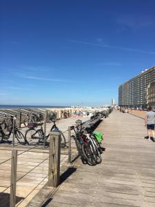 un gruppo di biciclette parcheggiate su un molo vicino alla spiaggia di POIRE ET TABLE OOSTENDE 2 Marana a Ostenda