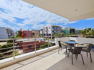 d'un balcon avec une table et des chaises et une vue. dans l'établissement Kalipsous Apartments by Verde Apartments, à Athènes